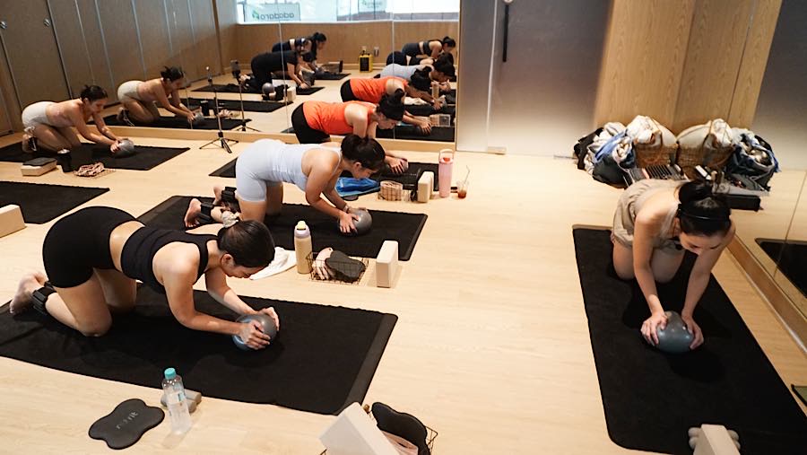 Beragam fasilitas olahraga tersedia di tempat ini salah satunya Yoga. (Bloomberg Technoz/Andrean Kristianto)