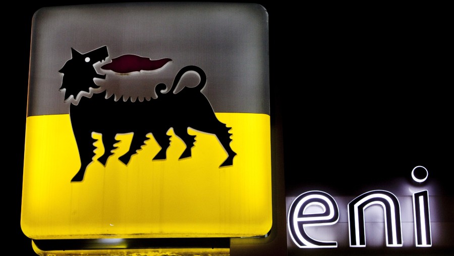 Logo ENI SpA tampak menyala di sebuah stasiun pengisian bahan bakar di Roma, Italia./Bloomberg-Alessandra Benedetti
