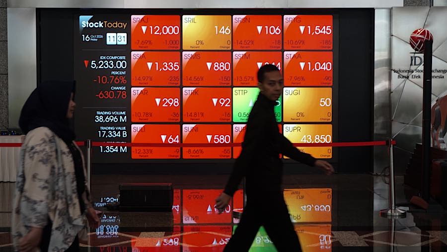 Karyawan di depan layar pergerakan harga saham (IHSG) di Bursa Efek Indonesia (BEI), Jumat (16/10/2026). (Bloomberg Technoz/Andrean Kristianto)