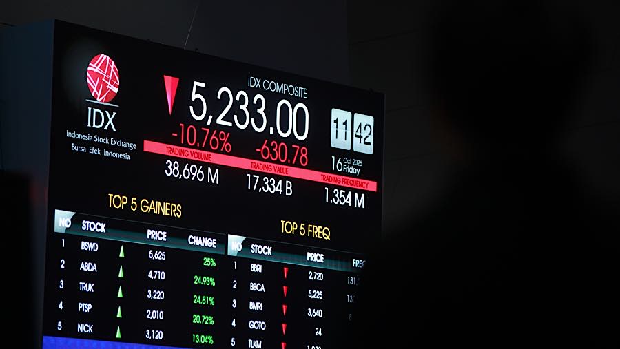 Karyawan di depan layar pergerakan harga saham (IHSG) di Bursa Efek Indonesia (BEI), Jumat (16/10/2026). (Bloomberg Technoz/Andrean Kristianto)