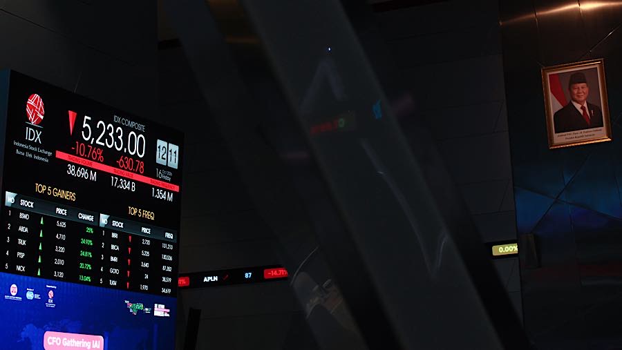 Karyawan di depan layar pergerakan harga saham (IHSG) di Bursa Efek Indonesia (BEI), Jumat (16/10/2026). (Bloomberg Technoz/Andrean Kristianto)