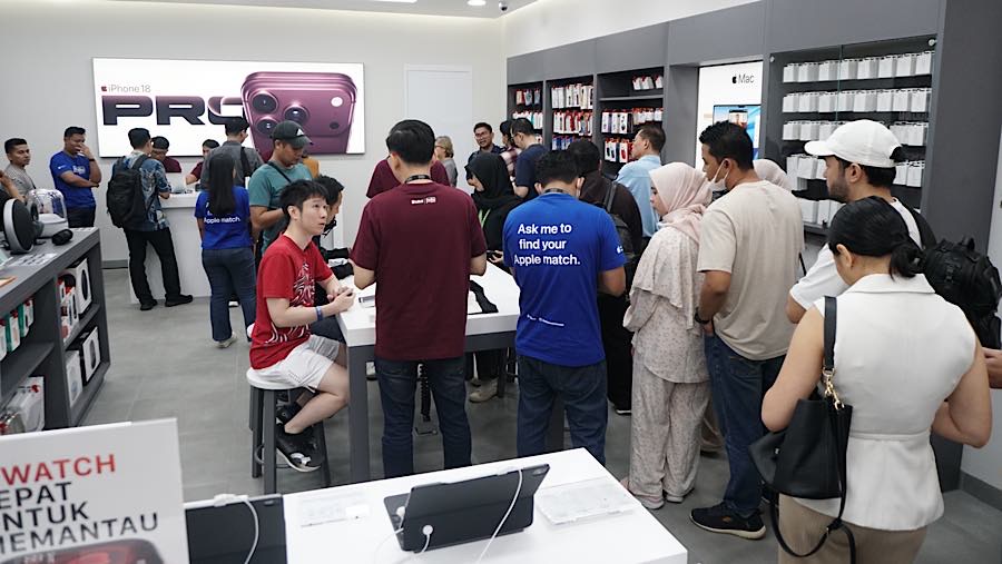 Bonus yang menarik membuat warga rela mengantre lebih awal untuk mendapatkan iPhone 18 Pro Series tersebut. (Bloomberg Technoz/Andrean Kristianto)