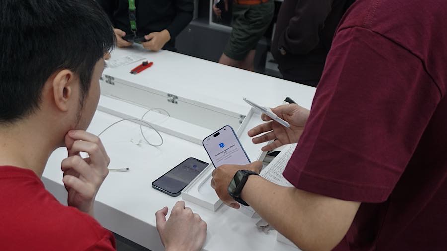 Tingginya minat masyarakat terhadap varian warna Burgundy karena menjadi hero color dari iPhone 18 Series. (Bloomberg Technoz/Andrean Kristianto)