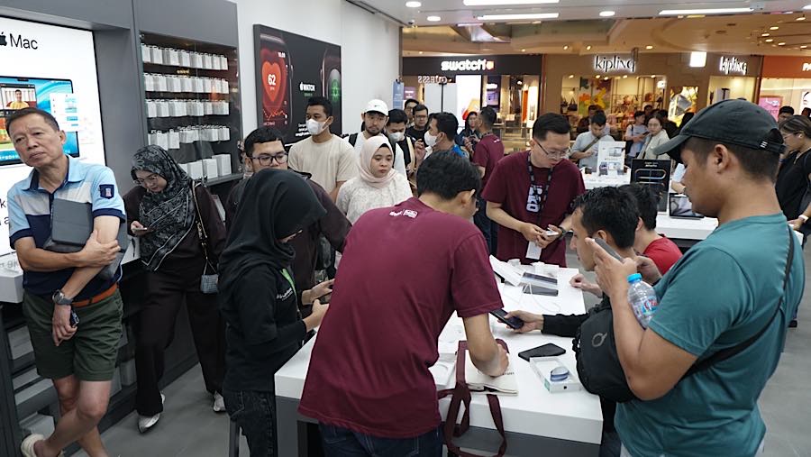 Pengunjung memeriksa iPhone 18 yang baru saja dibelinya di Grand Indonesia, Jakarta, Jumat (16/10/2026). (Bloomberg Technoz/Andrean Kristianto)
