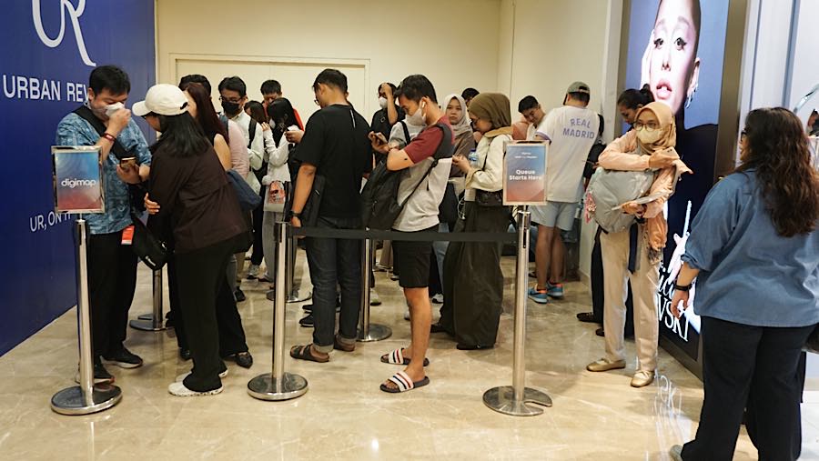 Perangkat teranyar Apple tersebut mendapat respons positif sehingga warga rela antre. (Bloomberg Technoz/Andrean Kristianto)