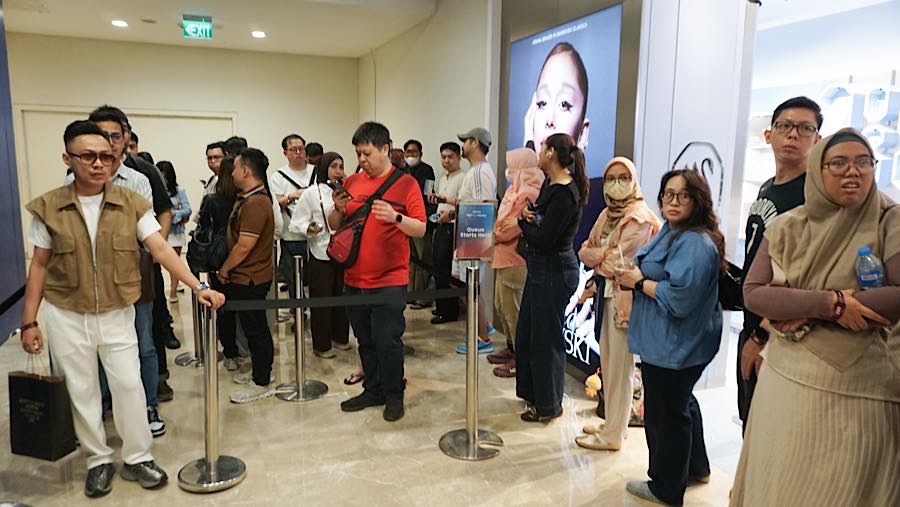 Pengunjung mengantre membeli iPhone 18 di salah satu gerai elektronik di Jakarta, Jumat (16/10/2026). (Bloomberg Technoz/Andrean Kristianto)