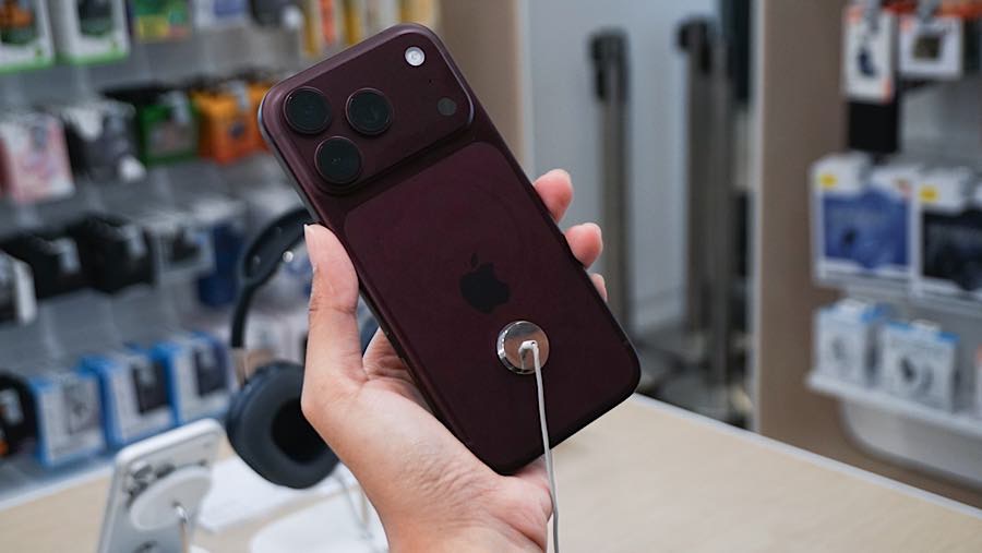 Varian warna Burgundy disebut sebagai varian yang paling banyak diminati para pembeli iPhone 18 Series. (Bloomberg Technoz/Andrean Kristianto)