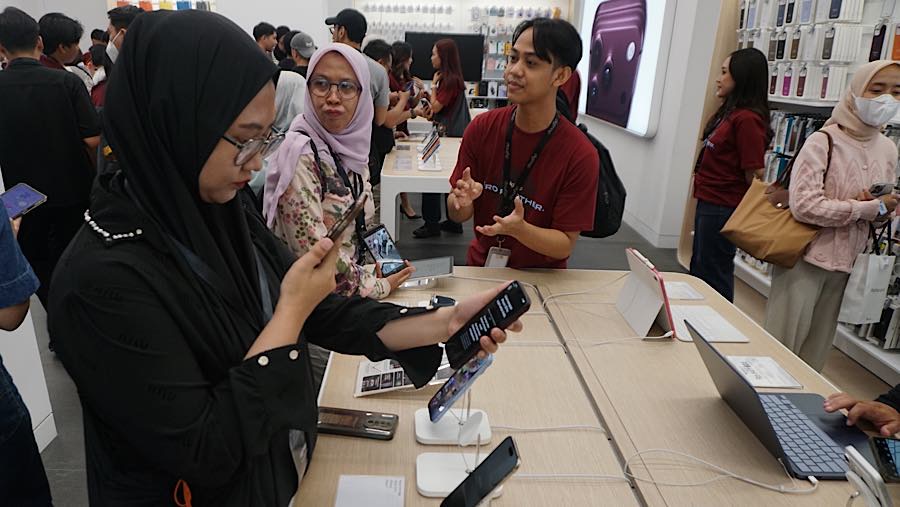 Mayoritas pelanggan yang datang untuk mengambil pesanan iPhone 18 Series yang telah dipesannya maupun mereka yang ingin membeli secara langsung.
