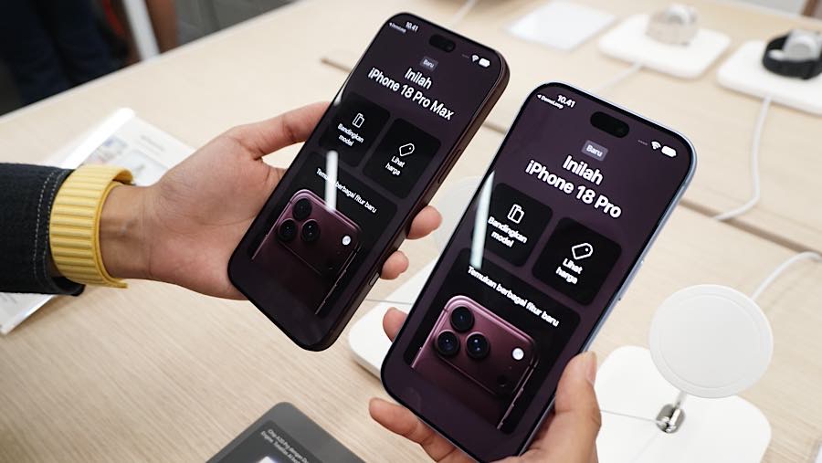 Sejumlah gerai penjualan di Jakarta ramai didatangi pembeli yang ingin mendapatkan ponsel terbaru Apple tersebut. (Bloomberg Technoz/Andrean K)