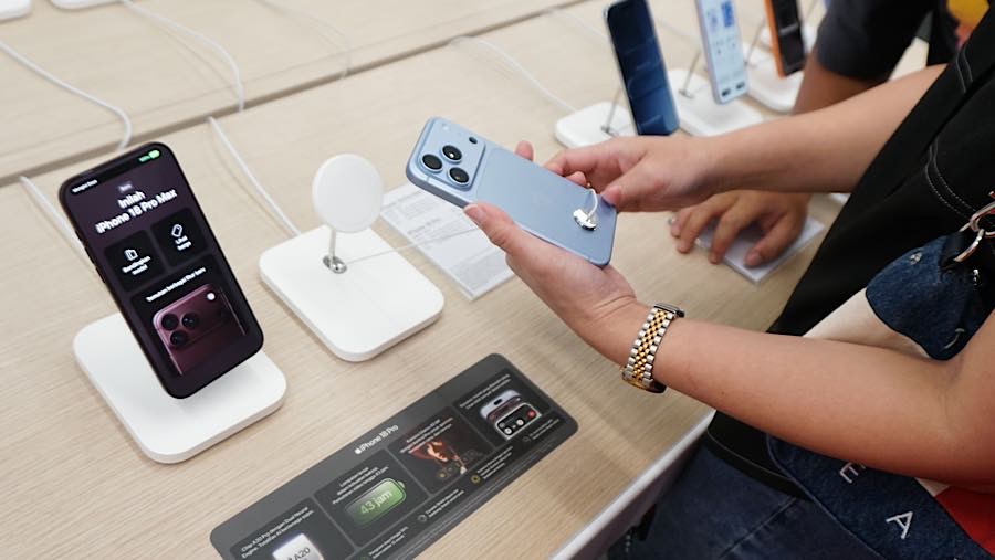 Penjualan iPhone 18 Pro dan iPhone 18 Pro Max resmi dijual di Pasar Indonesia hari ini.
(Bloomberg Technoz/Andrean Kristianto)