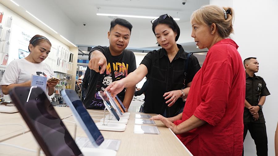 Pengunjung memelihat iPhone 18 di Digimap, Grand Indonesia, Jakarta, Jumat (16/10/2026). (Bloomberg Technoz/Andrean Kristianto)