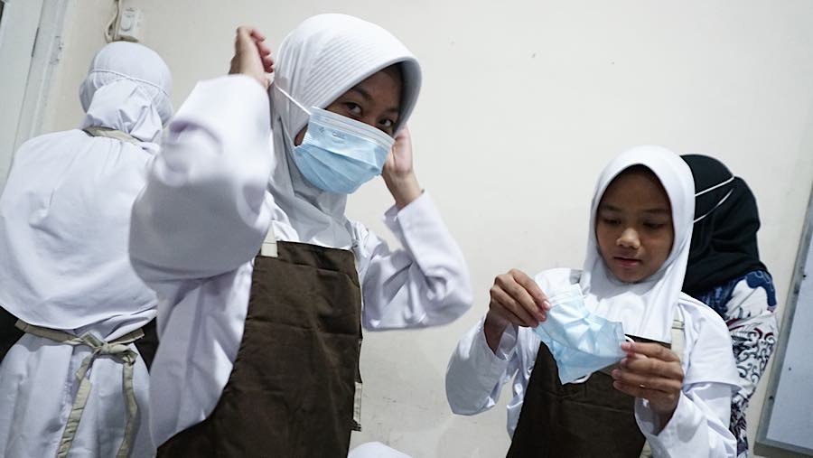 Penyajian MBG secara prasmanan dilakukan oleh murid yang piket dan didampingi oleh petugas SPPG. (Bloomberg Technoz/Andrean Kristianto)