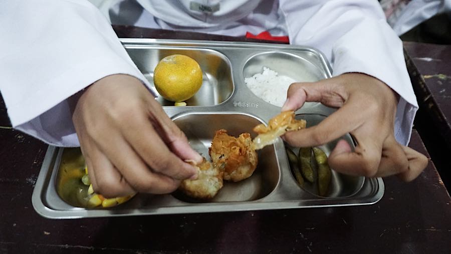 Setelah seluruh siswa mendapatkan makanan, mereka yang masih ingin menambah diperbolehkan mengambil sisa makanan yang tersedia.