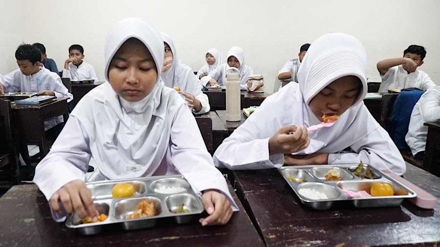Sudah sepuluh hari kelas 7 SMP Kemala Bhayangkari 3 mecoba MBG yang disajikan secara prasmanan. (Bloomberg Technoz/Andrean Kristianto)
