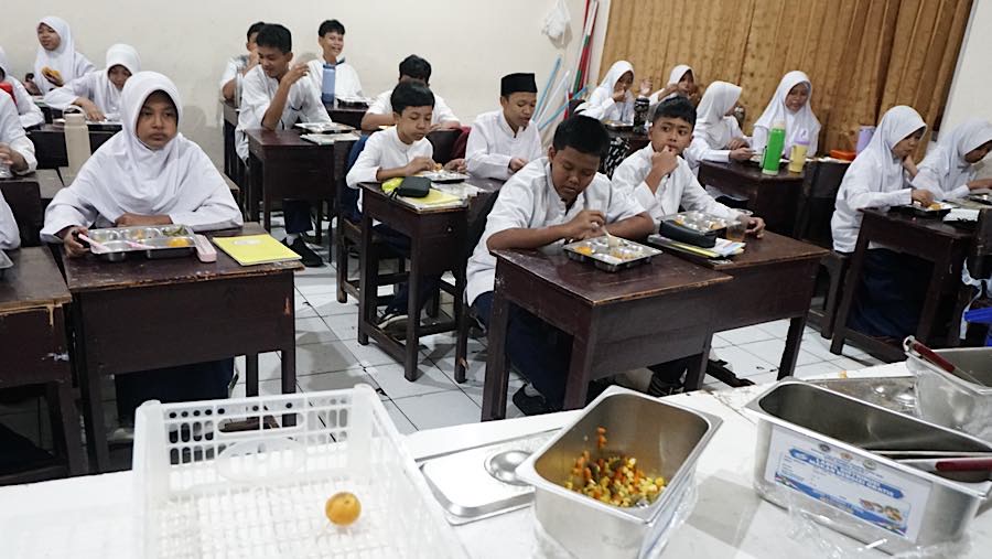 Waktu makan siang berlangsung sekitar 25 menit sebelum kegiatan belajar kembali dilanjutkan. (Bloomberg Technoz/Andrean Kristianto)
