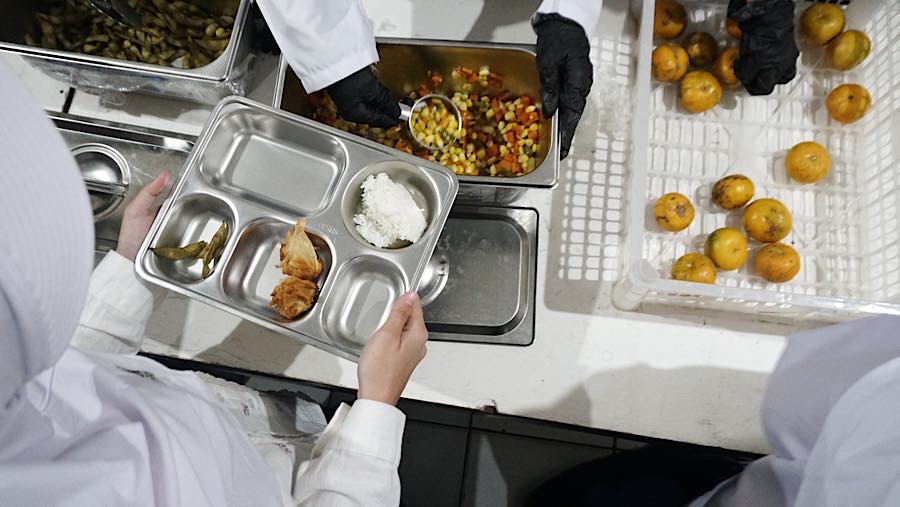 Meski siswa mengambil makanan sendiri, pembagian tetap mengikuti takaran yang telah ditentukan. (Bloomberg Technoz/Andrean Kristianto)