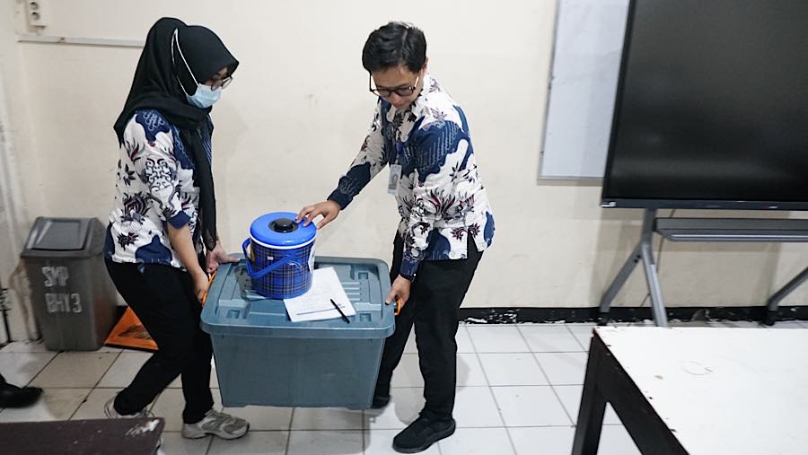 Petugas SPPG menyiapkan MBG secara prasmanan di SMP Kemala Bhayangkari 3, Jakarta, Jumat (16/10/2026). (Bloomberg Technoz/Andrean Kristianto)