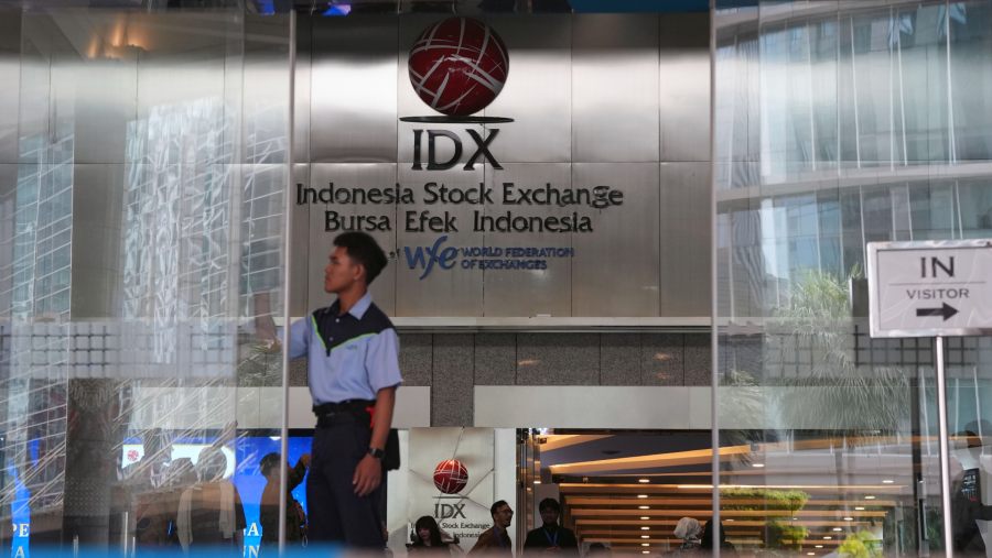 Karyawan di depan gedung Bursa Efek Indonesia (BEI). dok: Bloomberg