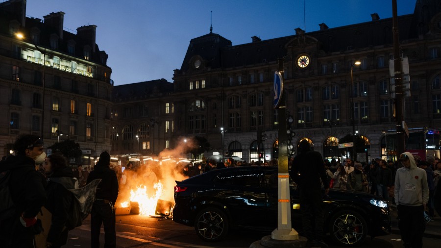 Api berkobar dalam sebuah demonstrasi di dekat Gare Saint-Lazare di Paris, Prancis, pada hari Sabtu (17/10). (Sumber: Bloomberg)