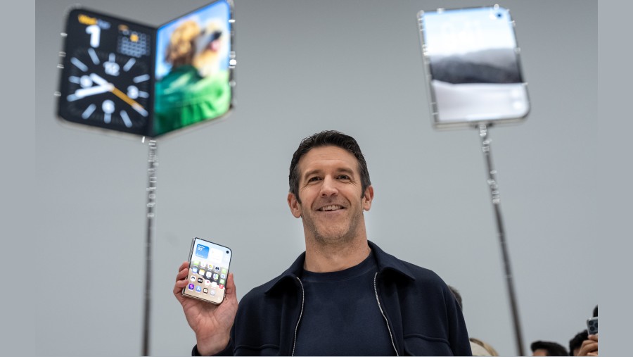 CEO baru Apple Inc., John Ternus Pamerkan iPhone Duo.
