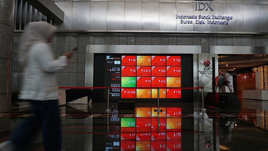 Karyawan di depan layar pergerakan harga saham (IHSG) di Bursa Efek Indonesia (BEI), Senin (19/10/2026). (Bloomberg Technoz/Andrean Kristianto)