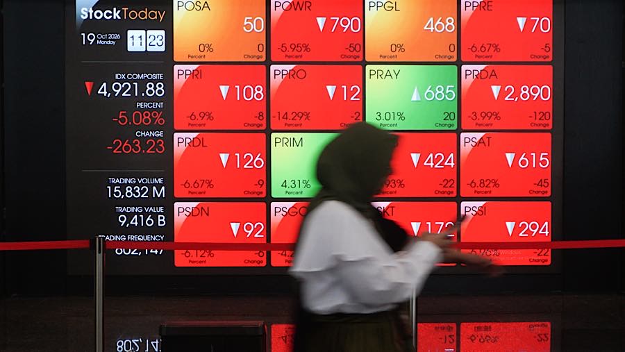Karyawan di depan layar pergerakan harga saham (IHSG) di Bursa Efek Indonesia (BEI), Senin (19/10/2026). (Bloomberg Technoz/Andrean Kristianto)