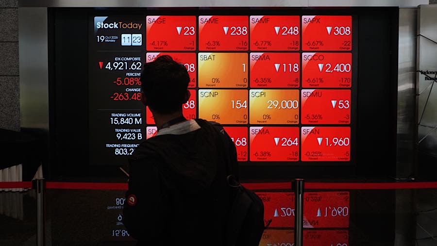 Karyawan di depan layar pergerakan harga saham (IHSG) di Bursa Efek Indonesia (BEI), Senin (19/10/2026). (Bloomberg Technoz/Andrean Kristianto)