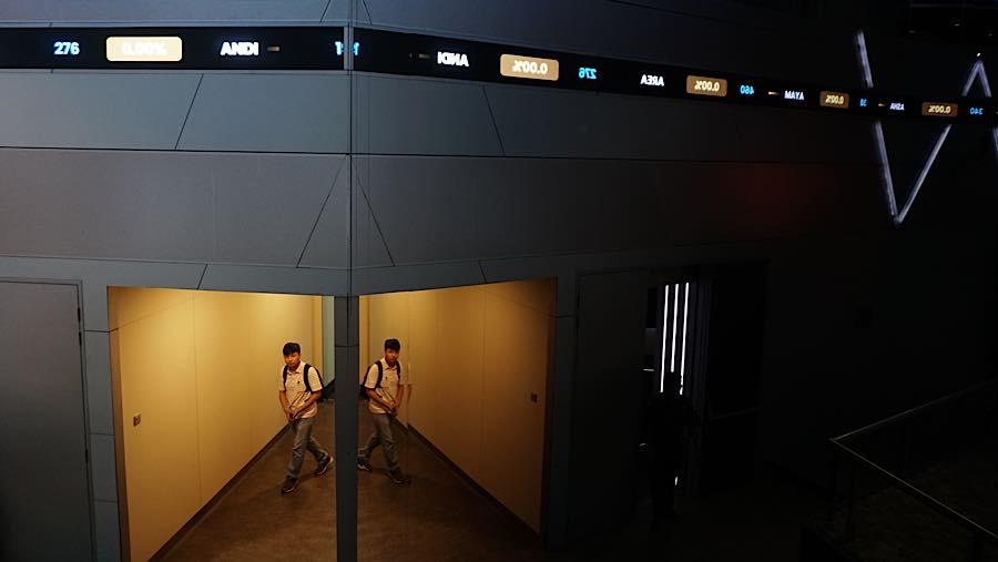 Karyawan di depan layar pergerakan harga saham (IHSG) di Bursa Efek Indonesia (BEI), Senin (19/10/2026). (Bloomberg Technoz/Andrean Kristianto)