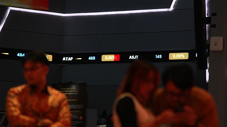 Karyawan di depan layar pergerakan harga saham (IHSG) di Bursa Efek Indonesia (BEI), Senin (19/10/2026). (Bloomberg Technoz/Andrean Kristianto)