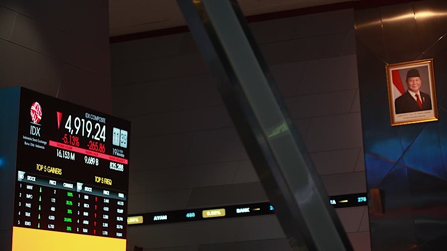 Karyawan di depan layar pergerakan harga saham (IHSG) di Bursa Efek Indonesia (BEI), Senin (19/10/2026). (Bloomberg Technoz/Andrean Kristianto)