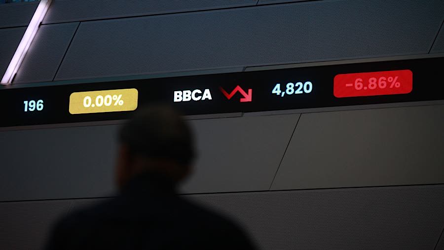 Karyawan di depan layar pergerakan harga saham (IHSG) BBCA di Bursa Efek Indonesia (BEI), Senin (19/10/2026). (Bloomberg Technoz/Andrean Kristianto)