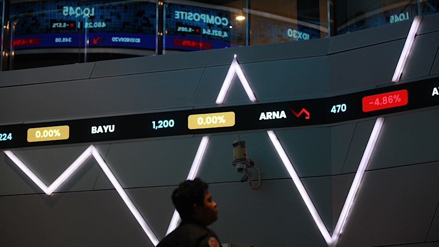 Karyawan di depan layar pergerakan harga saham (IHSG) di Bursa Efek Indonesia (BEI), Senin (19/10/2026). (Bloomberg Technoz/Andrean Kristianto)