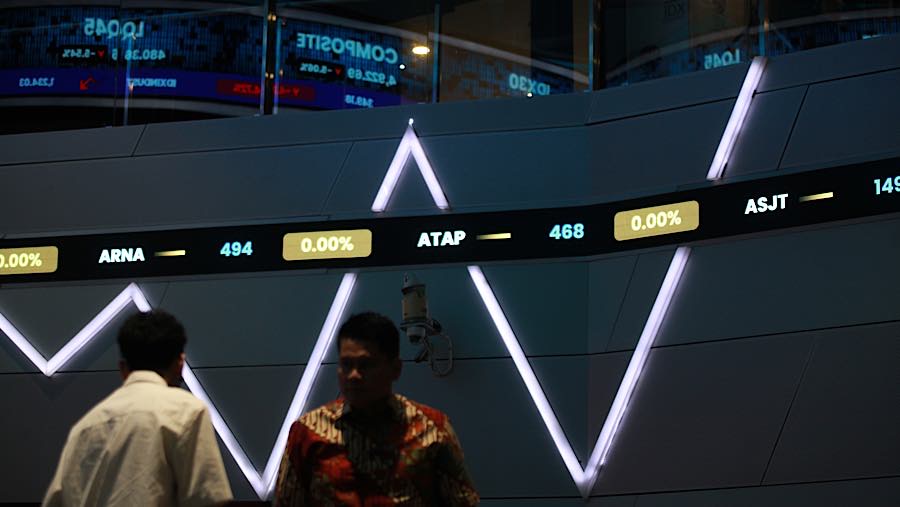 Karyawan di depan layar pergerakan harga saham (IHSG) di Bursa Efek Indonesia (BEI), Senin (19/10/2026). (Bloomberg Technoz/Andrean Kristianto)
