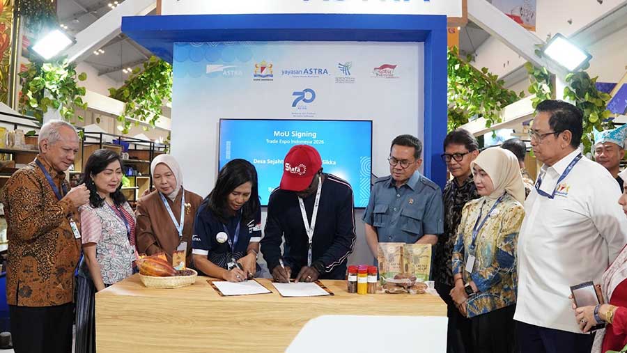 Proses penandatanganan nota kesepahaman untuk kesepakatan ekspor komoditas kakao dari Desa Sejahtera Astra Sikka, NTT (Dok. Astra)