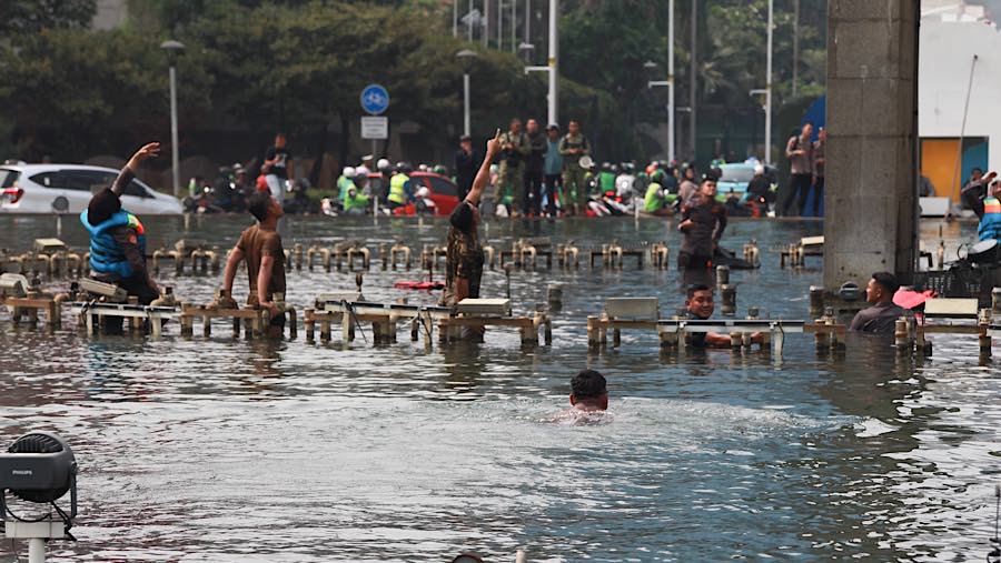 Aksi tersebut bentuk protes terhadap penanganan bencana alam dan kebakaran hutan yang tak kunjung padam. (Bloomberg Technoz/Andrean Kristianto)