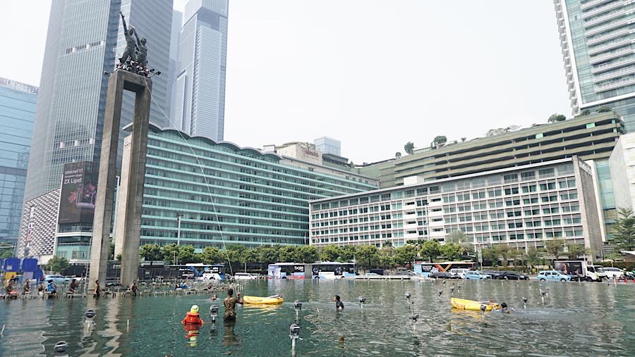 Meski spanduk diturunkan beberapa aktivis masih terus bertahan di atas monumen. (Bloomberg Technoz/Andrean Kristianto)