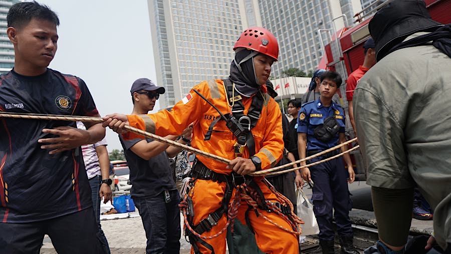 Greenpeace Indonesia menyebut aksi tersebut bertepatan dengan dua tahun pemerintahan Prabowo-Gibran. (Bloomberg Technoz/Andrean Kristianto)