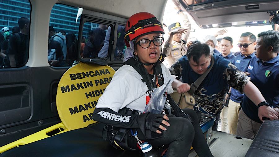 Setibanya di bawah, para aktivis langsung diberi handuk dan dimasukkan ke mobil ambulans polisi. (Bloomberg Technoz/Andrean Kristianto)