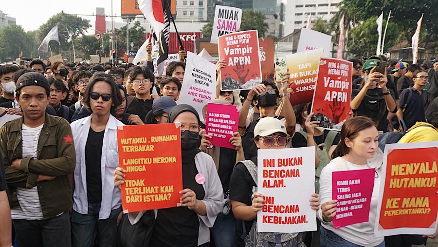 Massa melakukan aksi demo dua tahun pemerintahan Prabowo-Gibran di Tugu Tani, Jakarta, Selasa (20/10/2026). (Bloomberg Technoz/Andrean Kristianto)