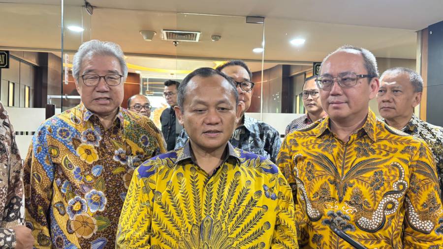 Menteri Perindustrian Muhammad Sarmuji usai audiensi bersama Gaikindo di Kantor Kemenperin, Rabu (21/10/2026). (Ibnu/Bloomberg Technoz)