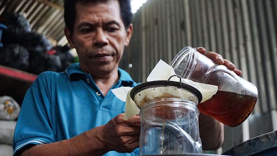 Ia mengaku 1kilogram sampah plastik yang ia olah dapat menghasilkan 0,8 liter bahan bakar alternatif. (Bloomberg Technoz/Andre)