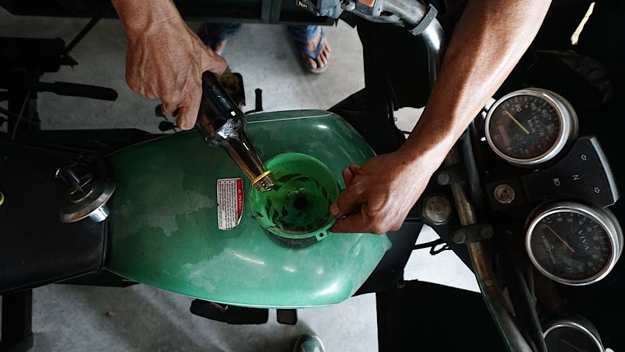 Hasilnya dimanfaatkan untuk menghidupkan kendaraan operasional bank sampah serta menggerakkan mesin pencacah botol plastik. (Bloomberg Technoz/Andre)