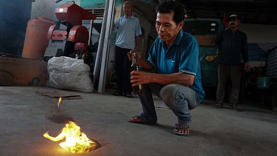 Ia mengaku sudah satu bulan mencoba mengembangkan bahan bakar alternatif ini. (Bloomberg Technoz/Andre)