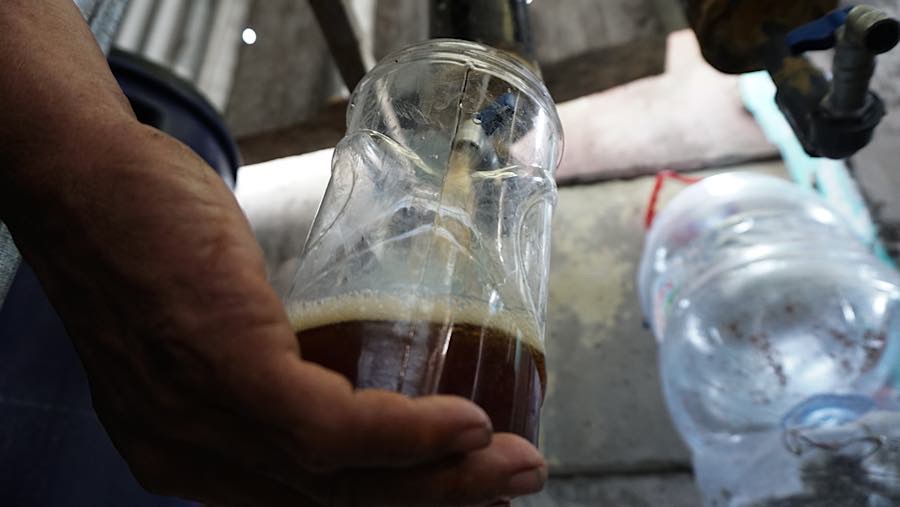 Hasil dari pengolahan sampah plastik tersebut menghasilkan bahan bakar alternatif. (Bloomberg Technoz/Andrean)