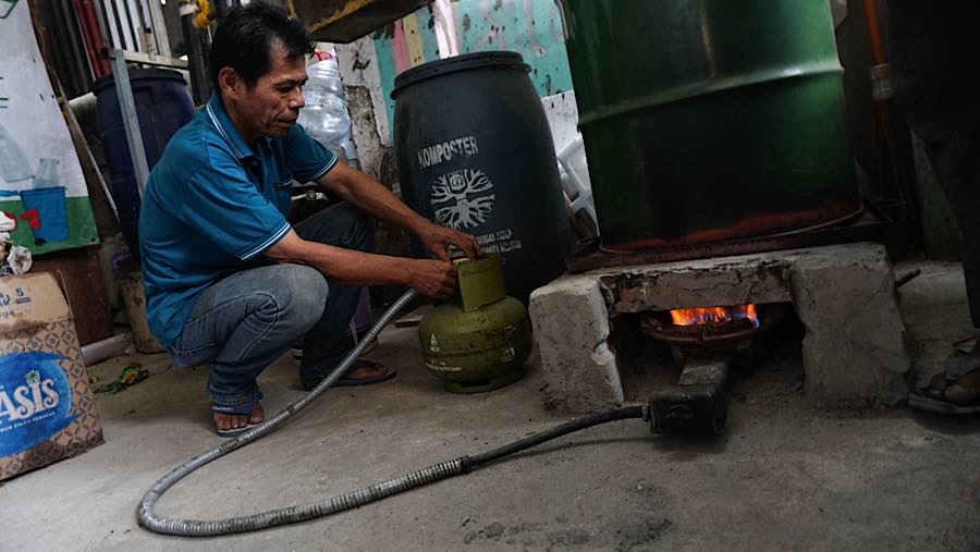 Dadang menjelaskan, proses pengolahan menggunakan drum berkapasitas 200 liter dengan waktu pengerjaan sekitar lima jam. (Bloomberg Technoz/Andre)