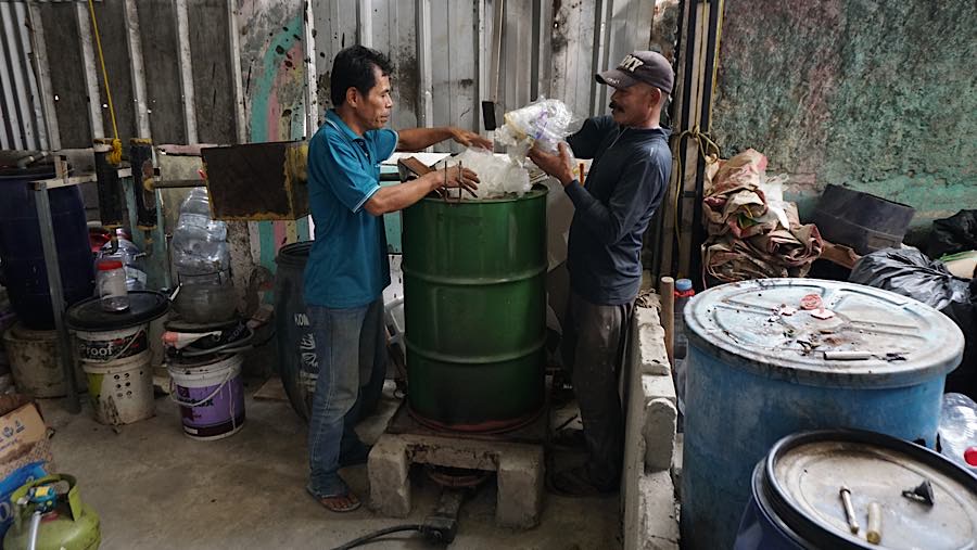 Tumpukan plastik bekas rumah tangga yang biasanya berakhir di tempat pembuangan kini dimanfaatkan menjadi bahan bakar alternatif di Bank Sampah ini.