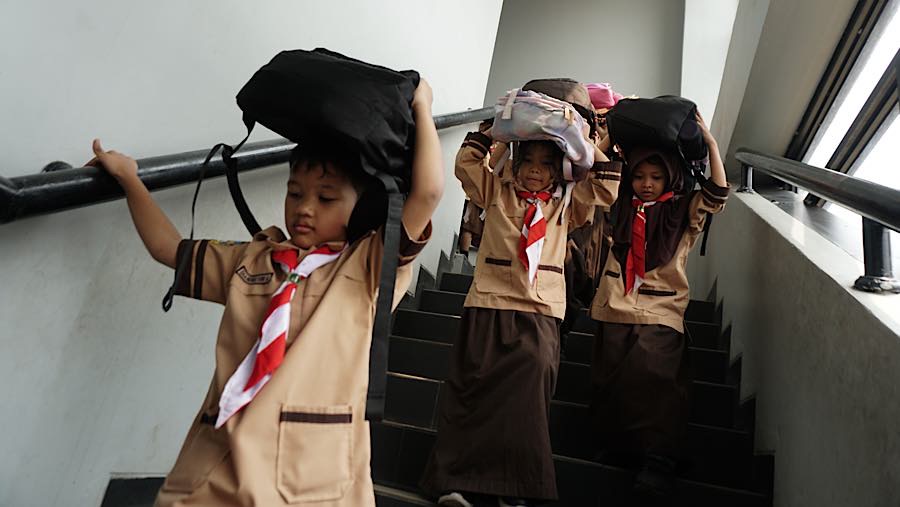 Siswa berlari saat simulasi bencana gempa bumi di SDN Pejaten Timur 11, Jakarta, Rabu (21/10/2026). (Bloomberg Technoz/Andrean Kristianto)