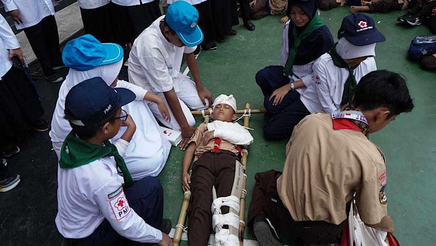 Adegan tersebut menjadi bagian dari latihan menghadapi keadaan darurat akibat gempa bumi. (Bloomberg Technoz/Andrean Kristianto)