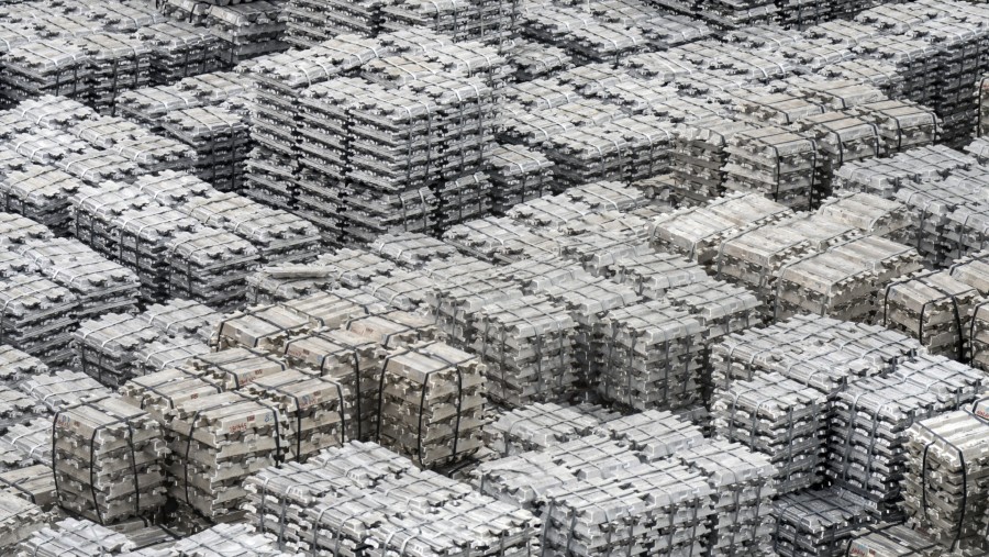 Tumpukan ingot aluminium di sebuah tempat penyimpanan di Wuxi, Provinsi Jiangsu, China./Bloomberg