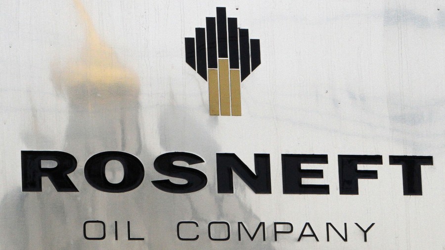 Logo OAO Rosneft terpampang di luar kantor perusahaan minyak tersebut di Moskow, Rusia./Bloomberg-Andrey Rudakov